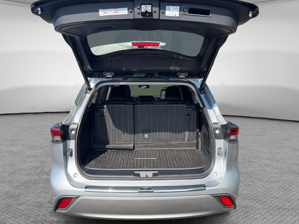 2023 Toyota Highlander Hybrid Platinum