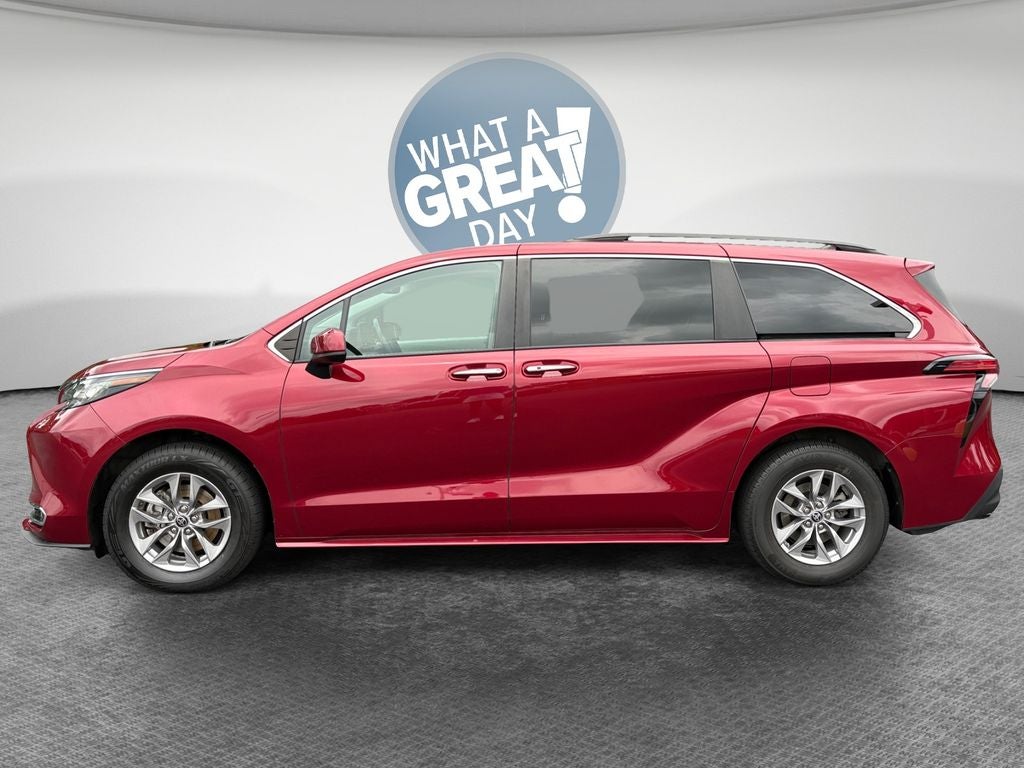 2022 Toyota Sienna XLE 8 Passenger